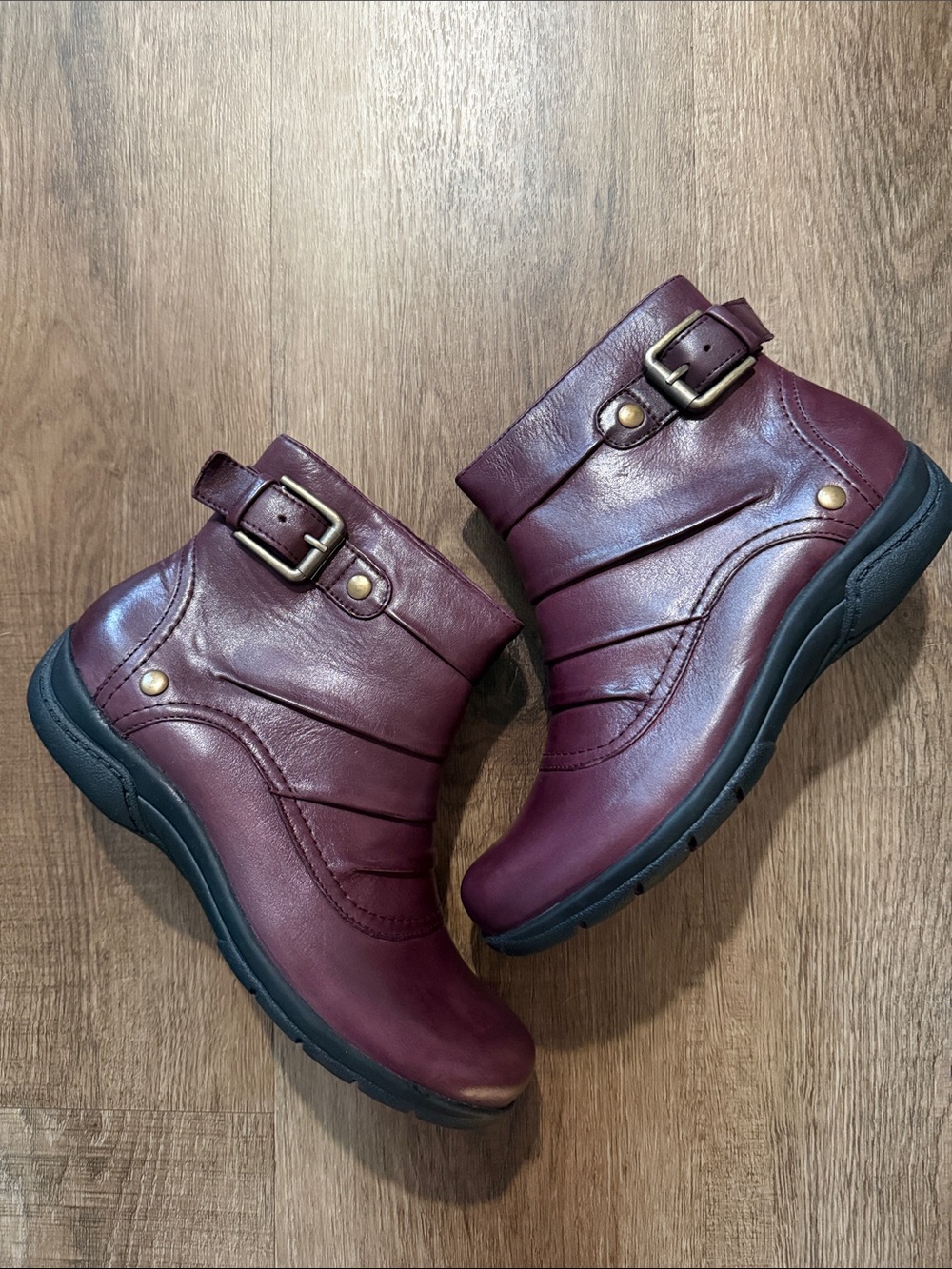 Clarks Blush leather ankle boots in burgundy a ruched design & side zipper SZ 7W